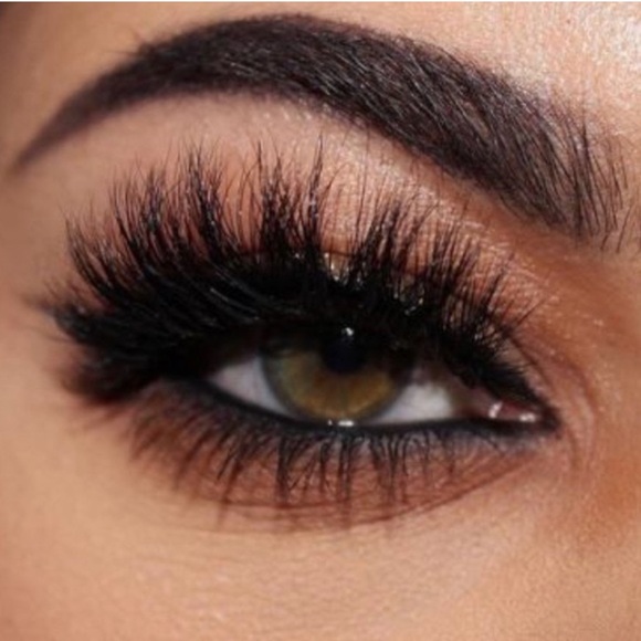 BNIB LILLY LASHES STYLE MYKONOS MINK LASHES 3D - Picture 2 of 10